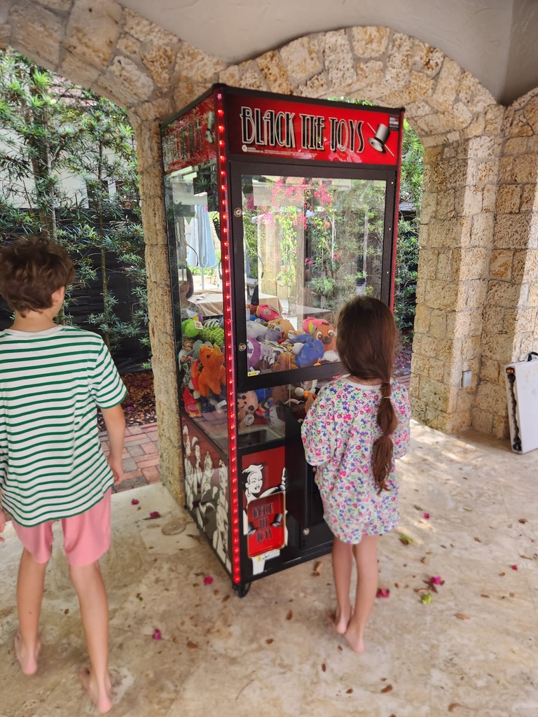 social event claw machine rental in Florida